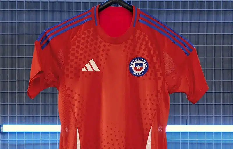 com-linhas-tradicionais-novos-uniformes-do-chile-sao-lancados-futebol-latino-14-03
