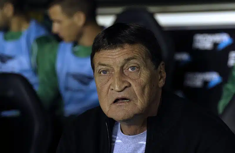 tecnico-do-banfield-passa-mal-durante-treino-da-equipe-futebol-latino-08-03