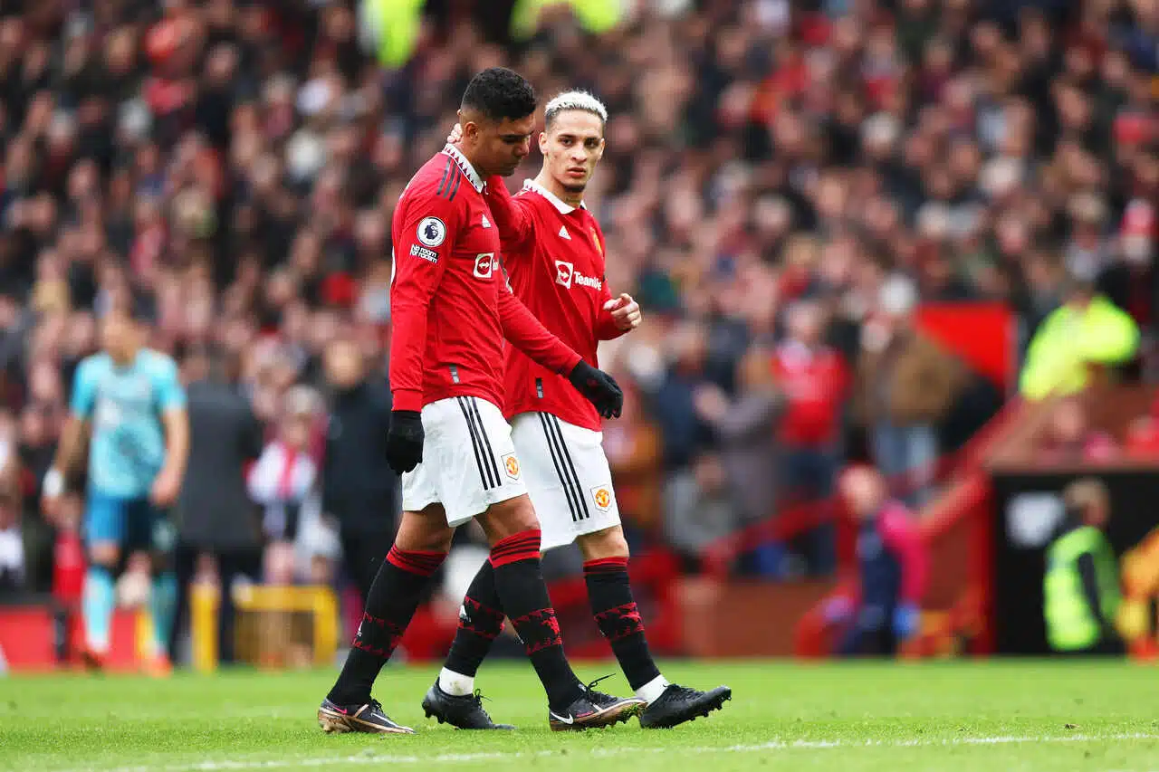 antony-e-casemiro-voltam-a-ser-inclusos-em-barca-do-united-futebol-latino-18-04