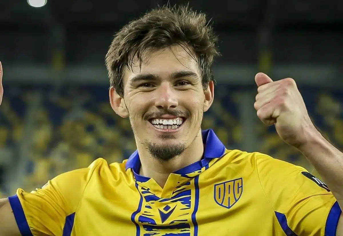 brasileiro-comemora-superacao-por-vaga-na-conference-league-futebol-latino