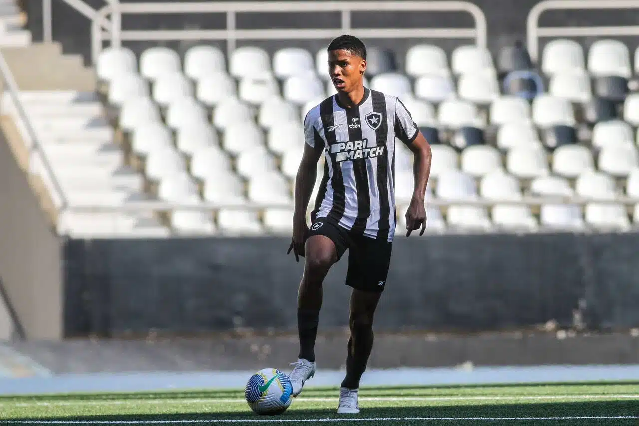 coincidencia-une-historias-de-lateral-do-botafogo-e-junior-santos-futebol-latino-capa