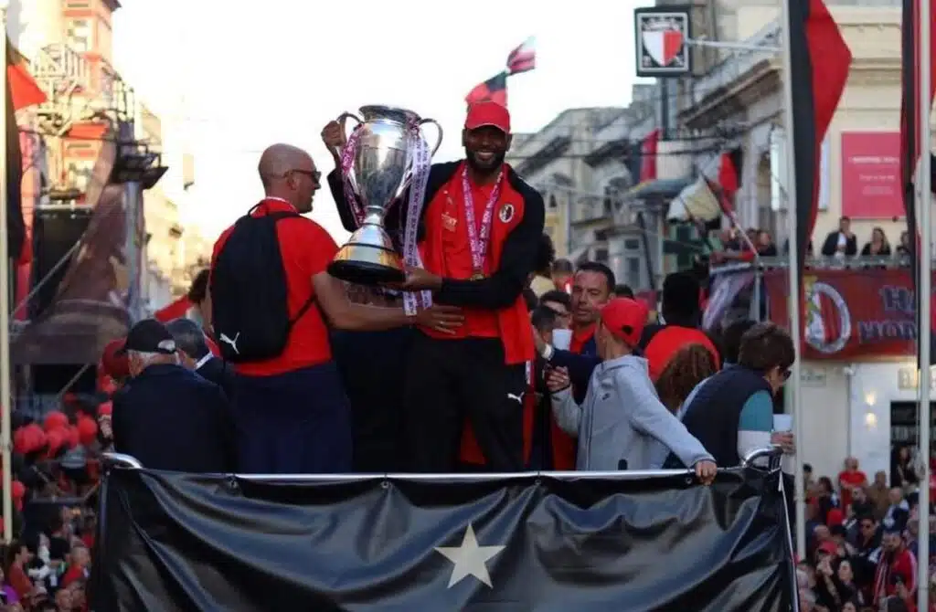 elogiado-por-dida-tom-fecha-ciclo-em-clube-europeu-capa