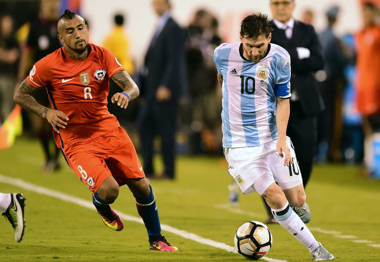 argentina-x-chile-se-reencontram-em-contexto-simbolico-para-chilenos-futebol-latino