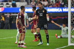 goleiro-da-venezuela-dispara-contra-jornalistas-mexicanos-apos-vitoria-futebol-latino