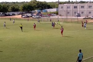 penalidade-escandalosa-e-negada-por-arbitro-nas-eliminatorias-futebol-latino_Easy-Resize.com