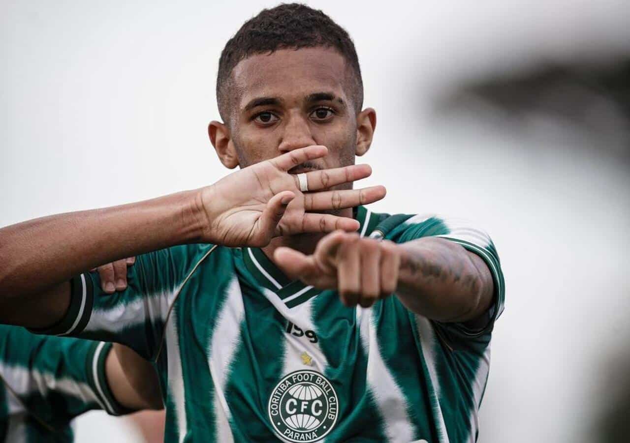 zagueiro-do-coritiba-comemora-classificacao-antecipada-no-estadual-sub-20-futebol-latino