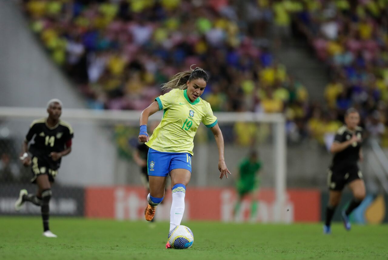 as-vesperas-da-olimpiada-gabi-nunes-relembra-primeiros-momentos-na-selecao-brasileira-futebol-latino-12-07_Easy-Resize.com