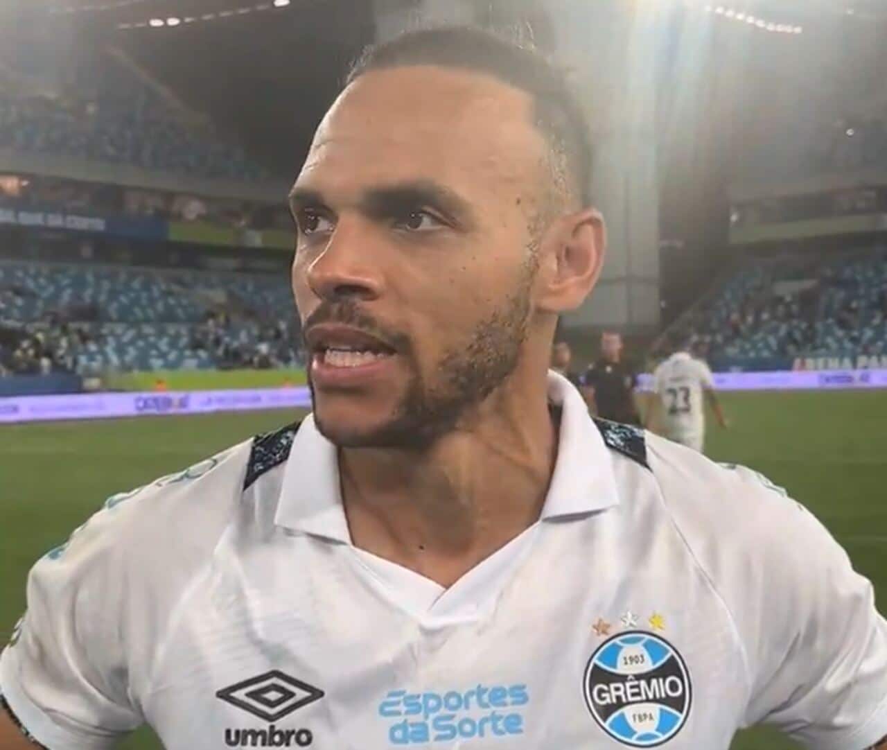 braithwaite-tem-estreia-de-gala-com-a-camisa-do-gremio-futebol-latino