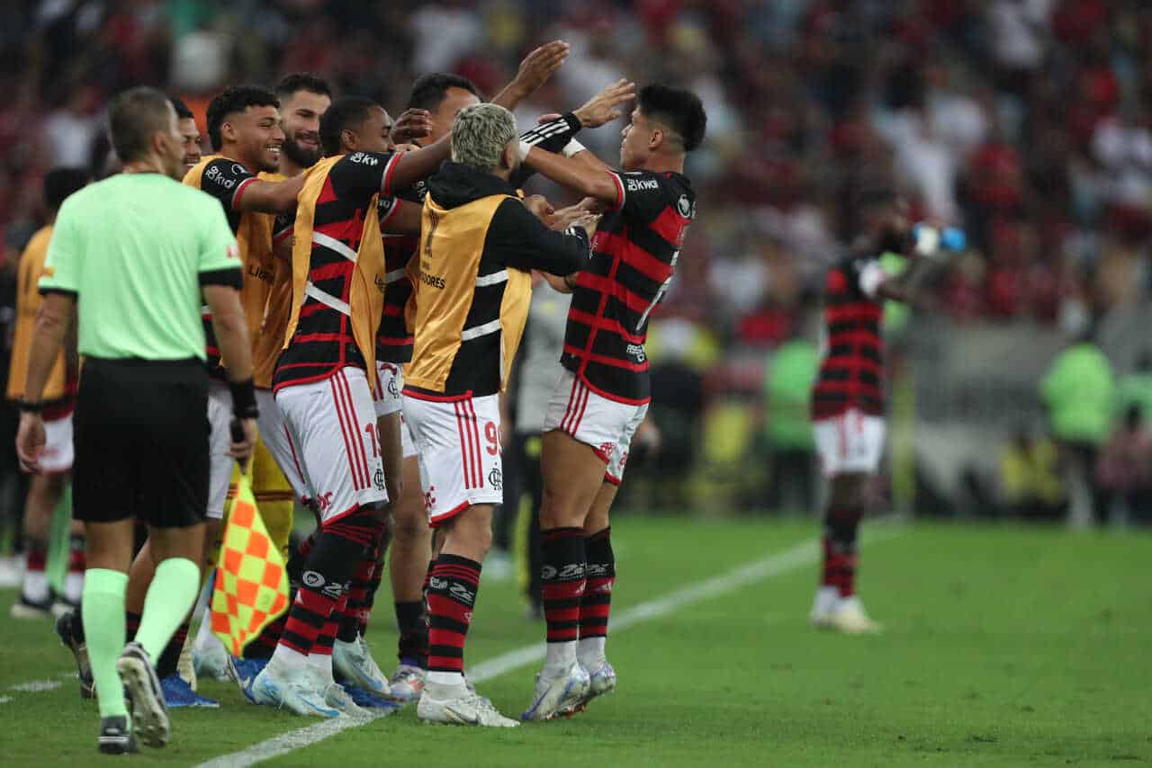 flamengo-bate-bolivar-no-maracana-com-boa-margem-futebol-latino_Easy-Resize.com