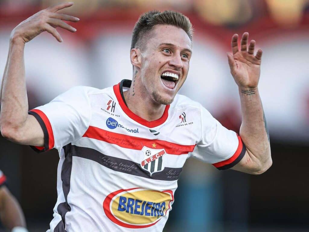 heroi-da-classificacao-ariel-destaca-pes-no-chao-do-anapolis-futebol-latino