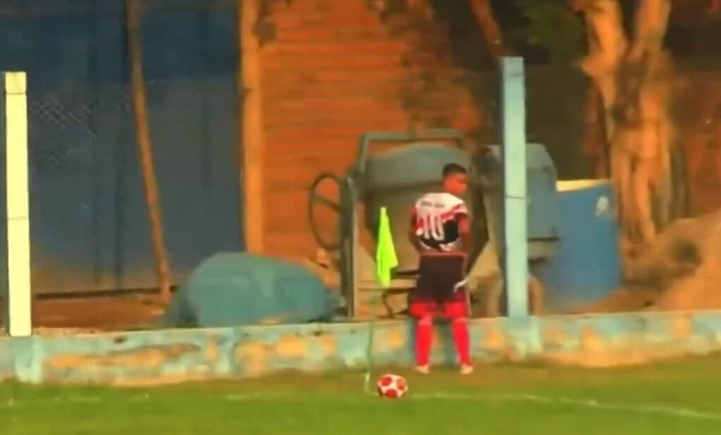 no-peru-jogador-e-expulso-apos-urinar-a-beira-do-gramado-futebol-latino