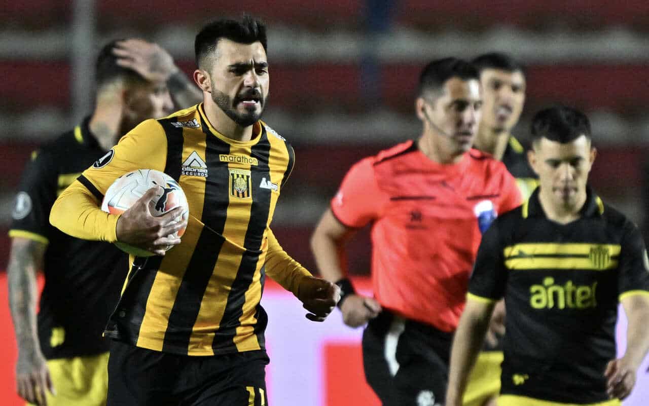 the-strongest-vence-mas-penarol-esta-nas-quartas-da-libertadores-futebol-latino