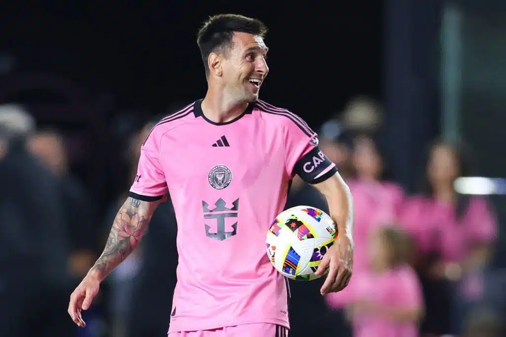 apos-dois-meses-messi-tem-volta-aos-gramados-confirmada-futebol-latino