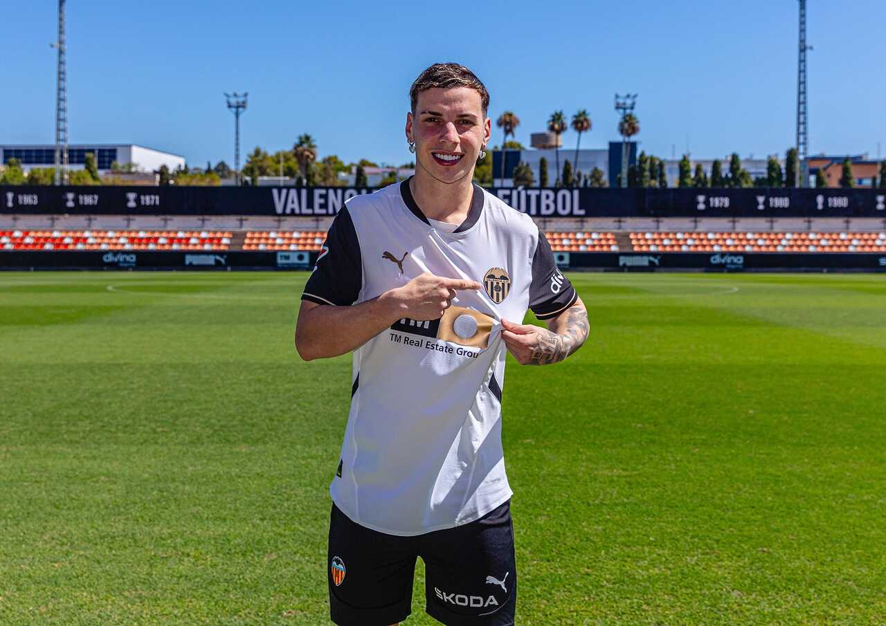 daniel-celebra-chegada-ao-valencia-mestalla-grande-oportunidade-futebol-latino