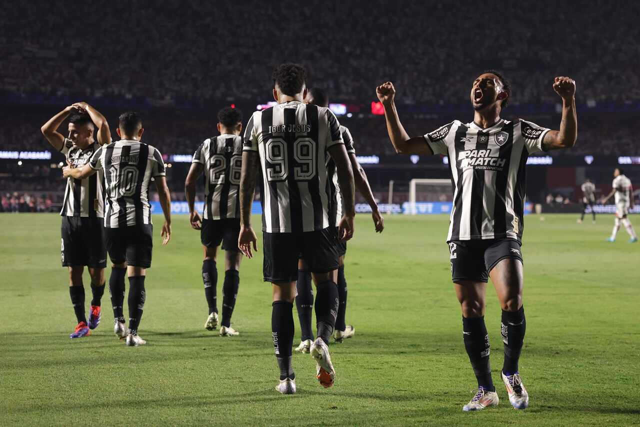 Botafogo, nos pênaltis, tira São Paulo e vai à semi da Libertadores