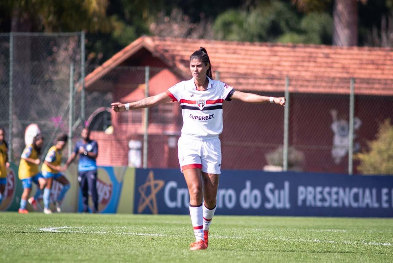 convocada-para-a-selecao-zagueira-do-sao-paulo-garante-maior-sonho-futebol-latino_Easy-Resize.com