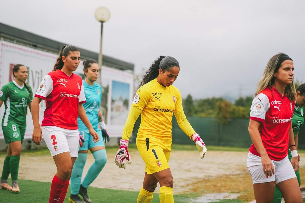 em-portugal-defesa-intacta-e-exaltada-pela-goleira-aline-mendes-futebol-latino