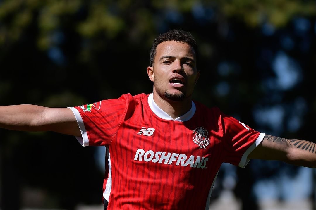 fabricio-celebra-gol-em-vitoria-do-toluca-futebol-latino