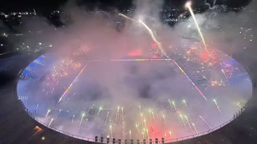 festa-da-torcida-do-racing-contra-o-corinthians-rende-punicao-futebol-latino-05-11