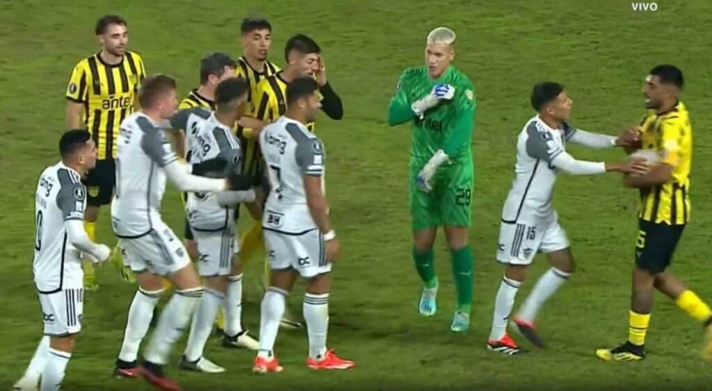 goleiro-do-penarol-revela-o-que-disse-em-provocacao-a-hulk-futebol-latino