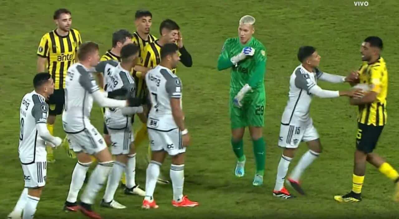 goleiro-do-penarol-revela-o-que-disse-em-provocacao-a-hulk-futebol-latino