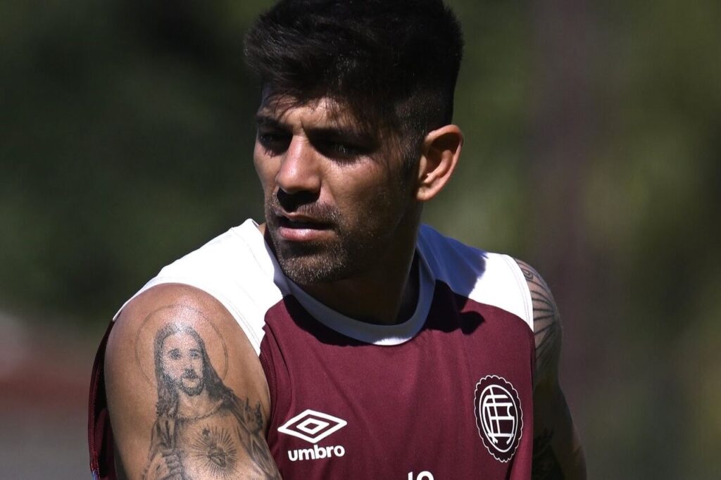 jogador-do-lanus-agride-dois-adversarios-em-amistoso-futebol-latino