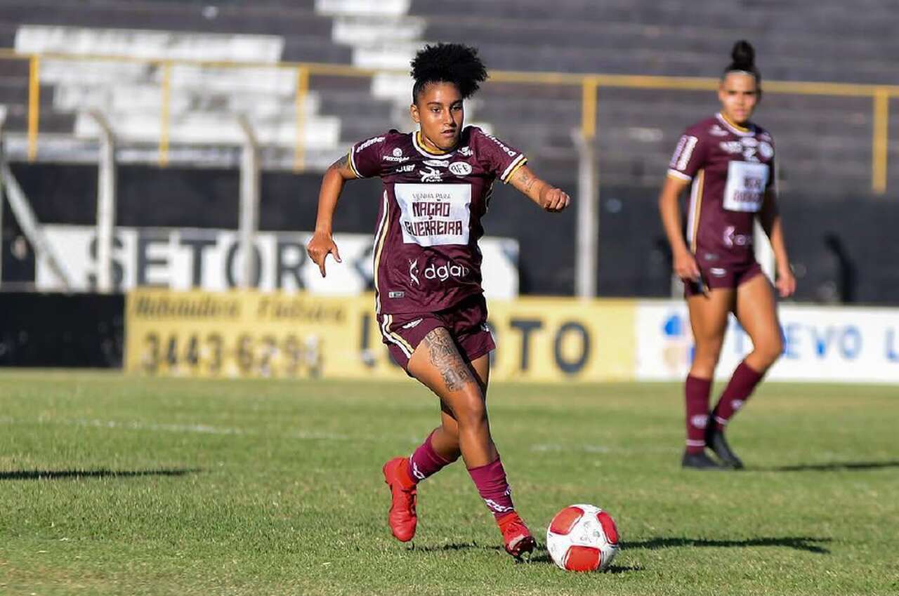 camilynha-comemora-primeiro-contrato-profissional-na-ferroviaria-futebol-latino