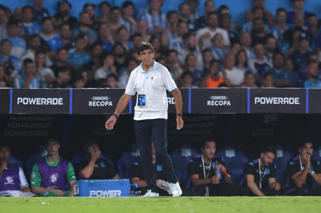 tecnico-do-racing-plantel-o-representa-como-torcedor-futebol-latino