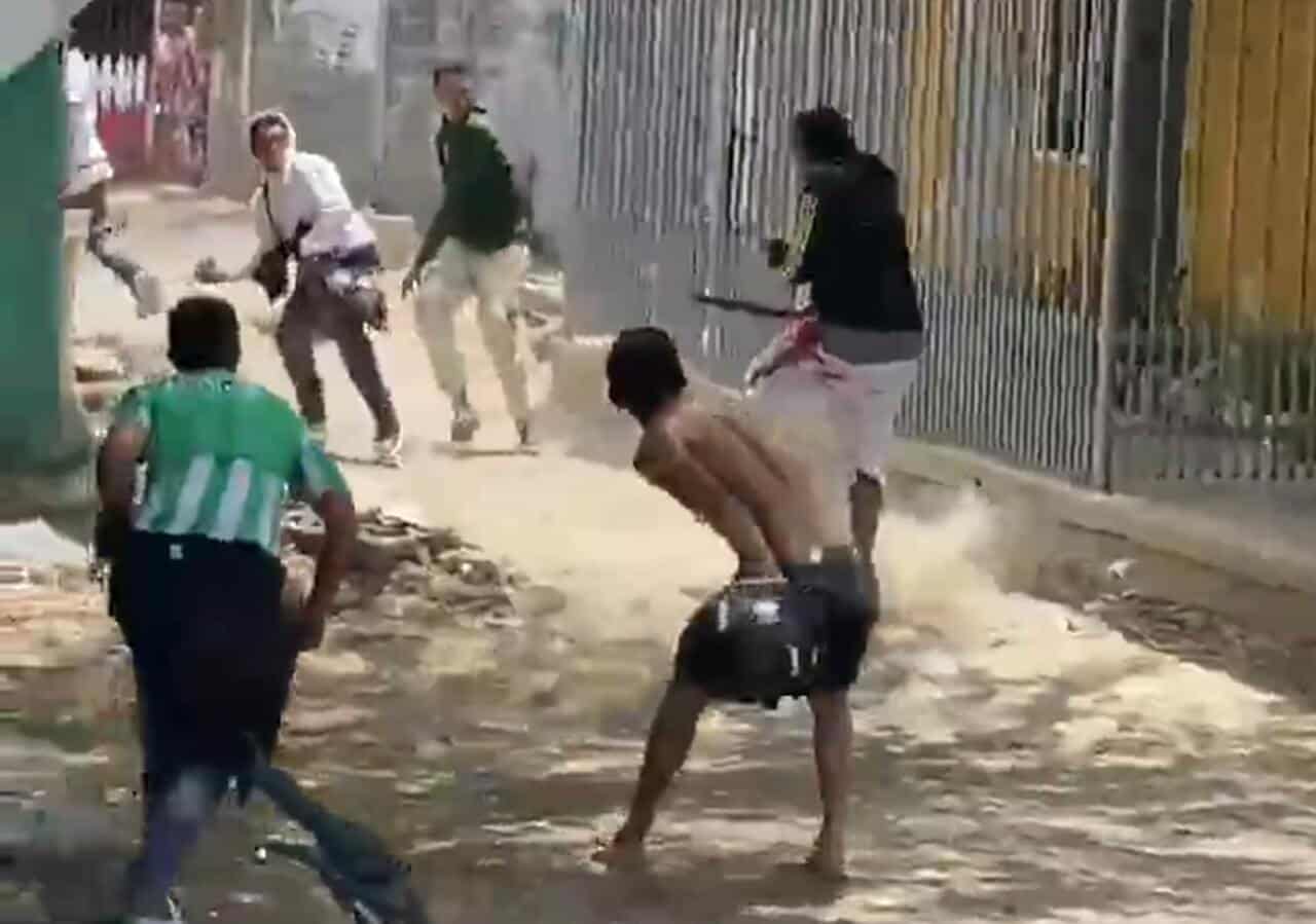 briga-assustadora-entre-torcedores-ocorre-no-interior-da-colombia-futebol-latino_Easy-Resize.com