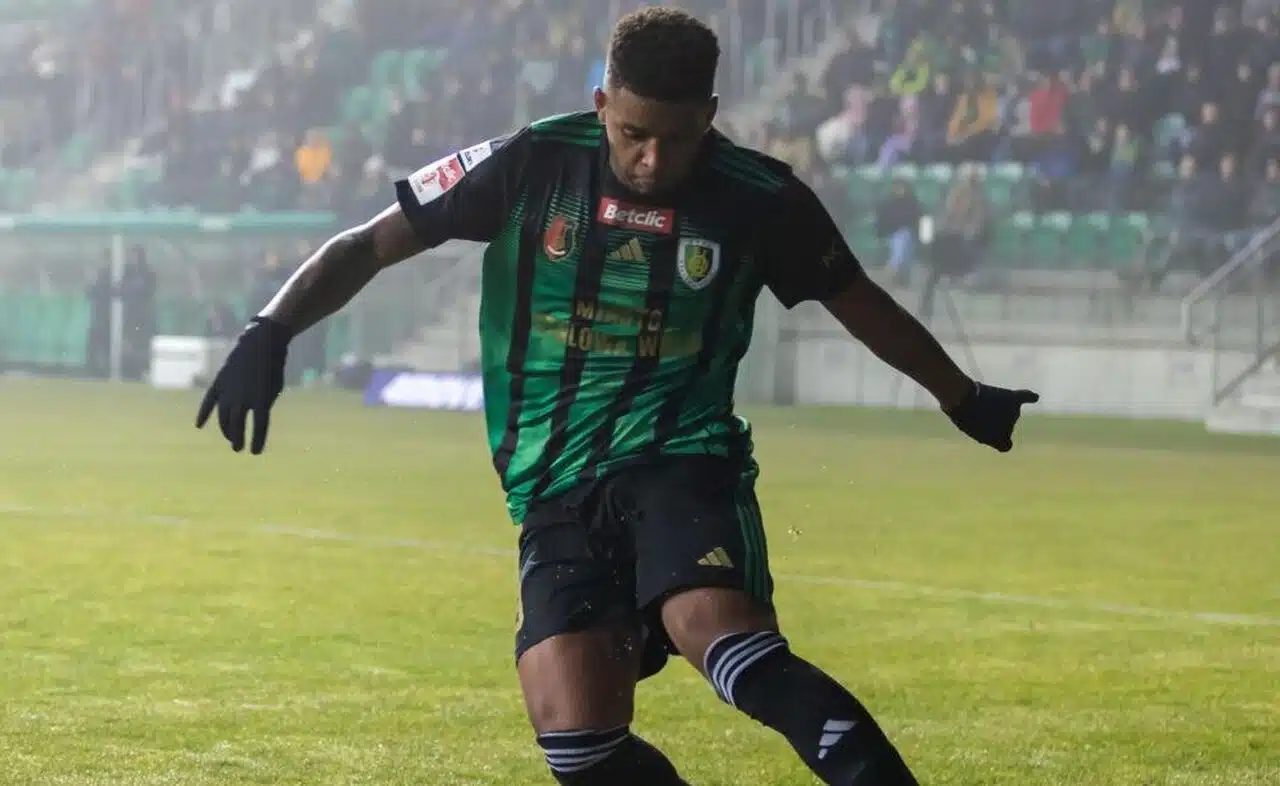 jonathan-junior-avalia-trabalho-visando-jogo-importante-na-polonia-futebol-latino