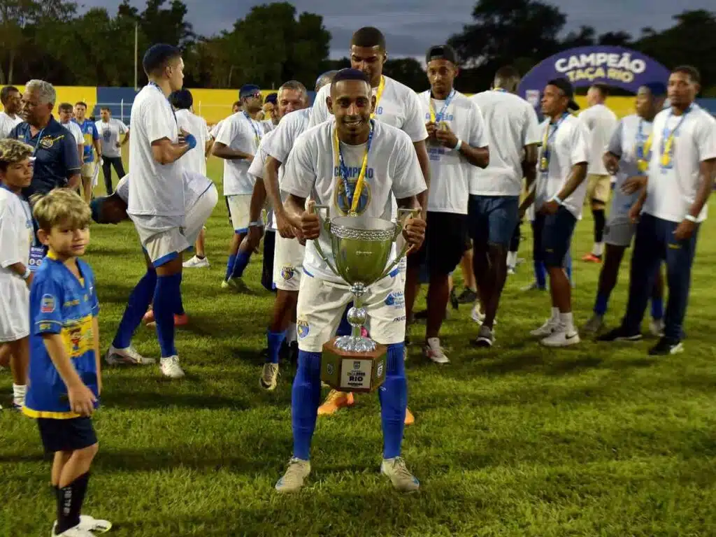 lucas-carvalho-destaca-sentimento-unico-no-sampaio-correa-futebol-latino