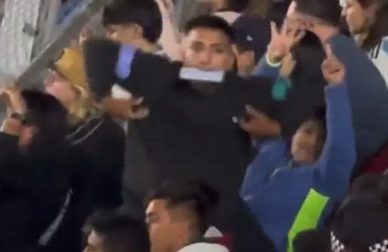 torcedor-da-argentina-imita-macaco-em-direcao-a-brasileiros-futebol-latino