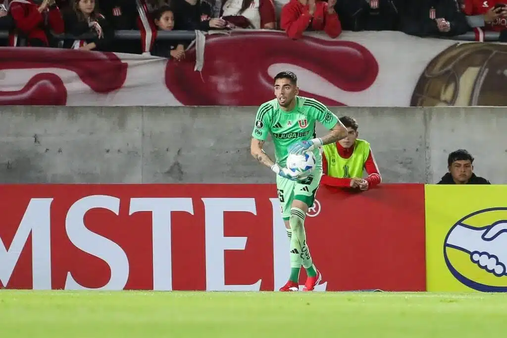 goleiro-da-universidad-de-chile-reclama-do-adiamento-de-classico-futebol-latino