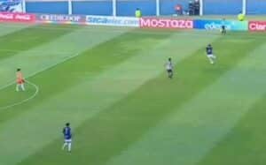 na-copa-argentina-arbitro-comete-erro-crasso-em-recuo-de-bola-futebol-latino