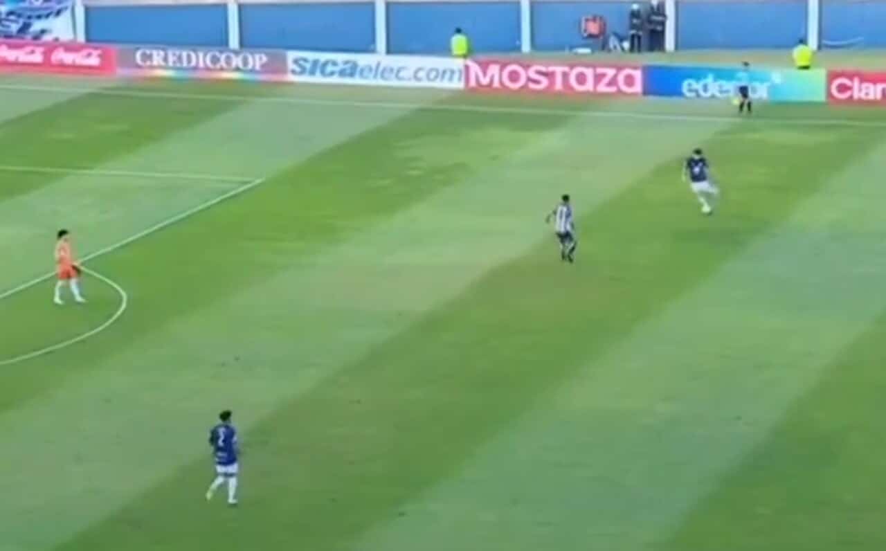 na-copa-argentina-arbitro-comete-erro-crasso-em-recuo-de-bola-futebol-latino