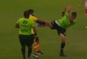 no-peru-arbitro-se-defende-de-agressao-com-golpe-de-karate-futebol-latino