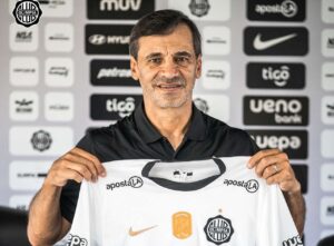 oficial-fabian-bustos-e-o-novo-tecnico-do-olimpia-futebol-latino