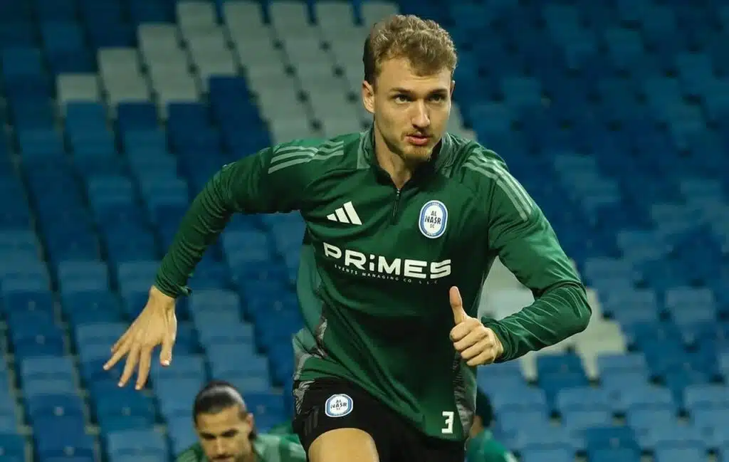 zagueiro-ex-flamengo-reta-final-temporada-eau-futebol-latino