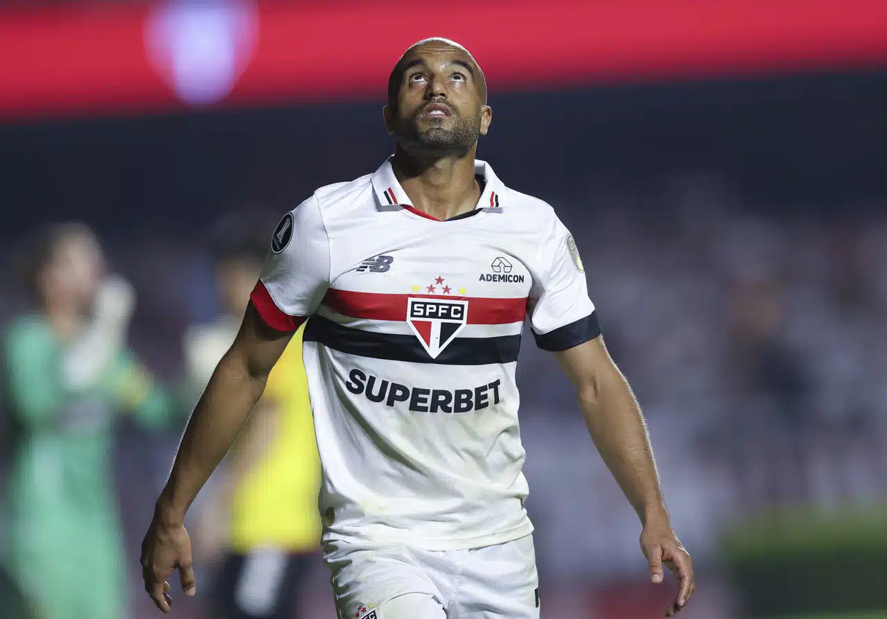 lucas-moura-sente-novamente-o-joelho-e-vira-baixa-no-sao-paulo-futebol-latino