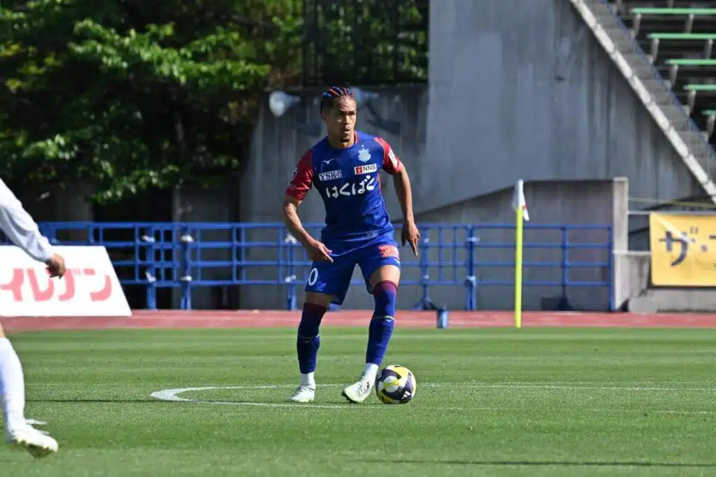 zagueiro-brasileiro-comemora-reacao-de-sua-equipe-no-japao-futebol-latino