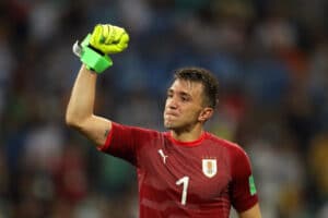 estudiantes-acerta-a-contratacao-do-goleiro-fernando-muslera-futebol-latino