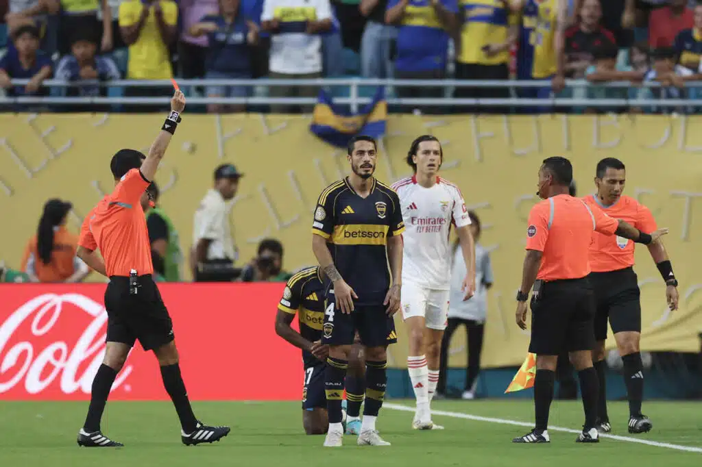 fifa-suspende-dois-jogadores-do-boca-por-expulsao-no-mundial-futebol-latino_Easy-Resize.com