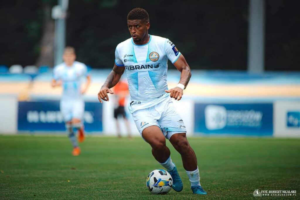 jonathan-junior-esbanja-confianca-antes-de-estreia-na-polonia