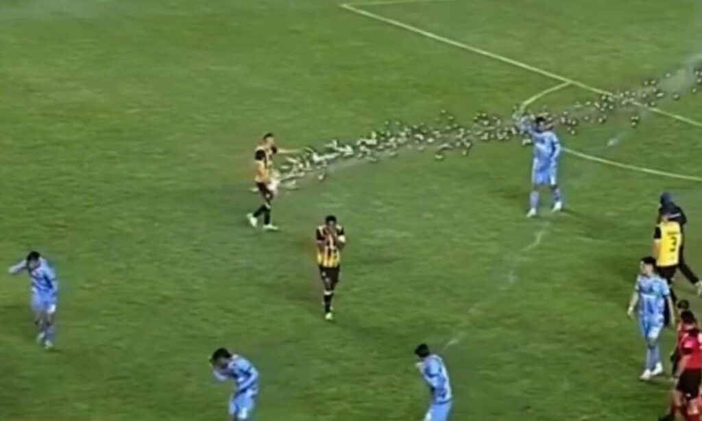 jogador-do-the-strongest-e-atingido-por-rojao-da-propria-torcida