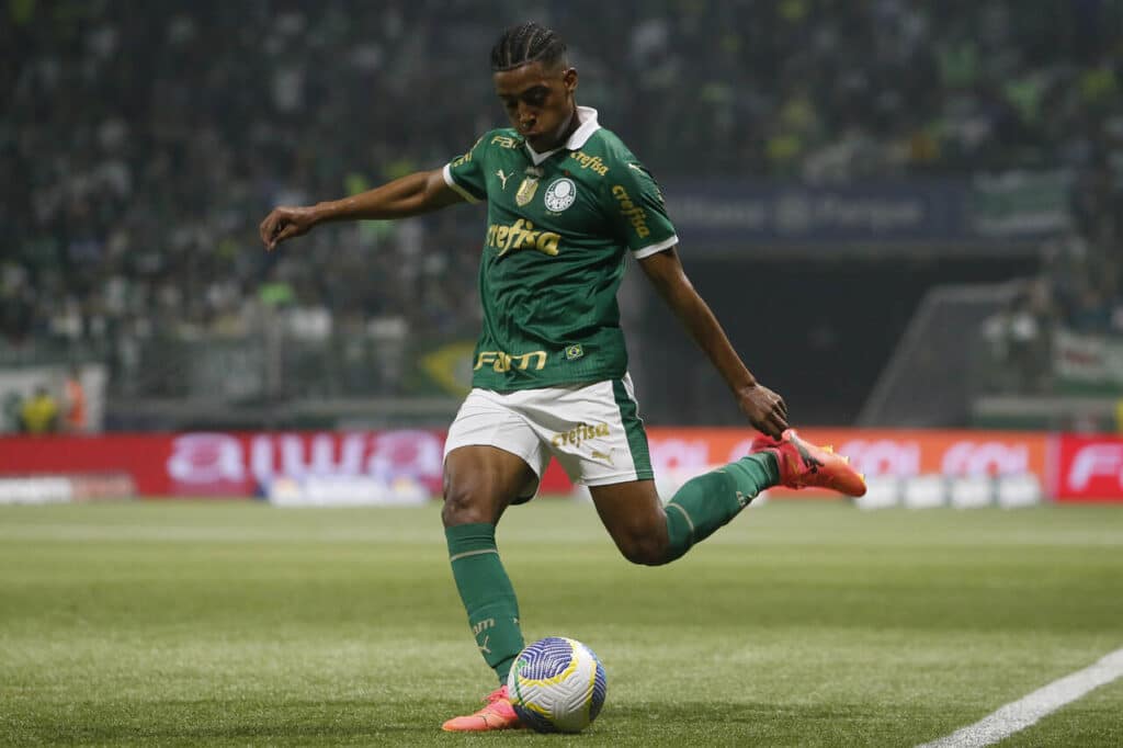 bragantino-se-acerta-com-palmeiras-por-lateral-esquerdo-futebol-latino