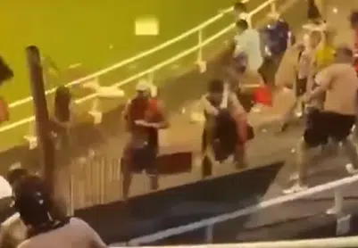 classico-no-paraguai-termina-com-selvageria-nas-arquibancadas-futebol-latino