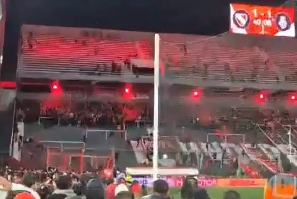 com-ambiente-de-vandalismo-e-violencia-independiente-e-la-u-e-suspenso-futebol-latino
