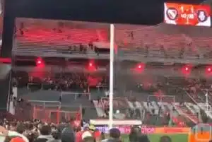 com-ambiente-de-vandalismo-e-violencia-independiente-e-la-u-e-suspenso-futebol-latino