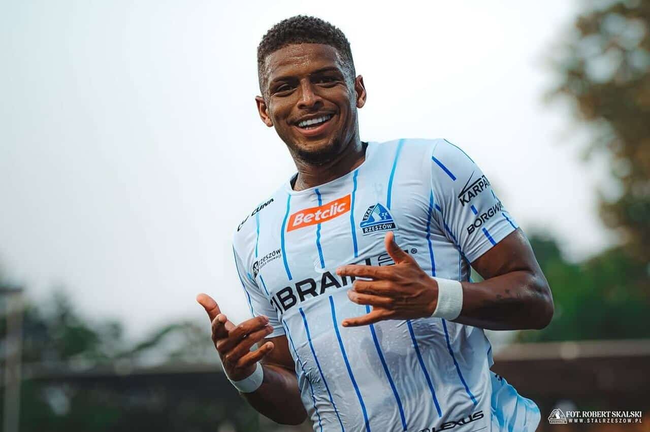 jonathan-jr-celebra-inicio-de-trajetoria-com-gols-em-novo-clube-futebol-latino