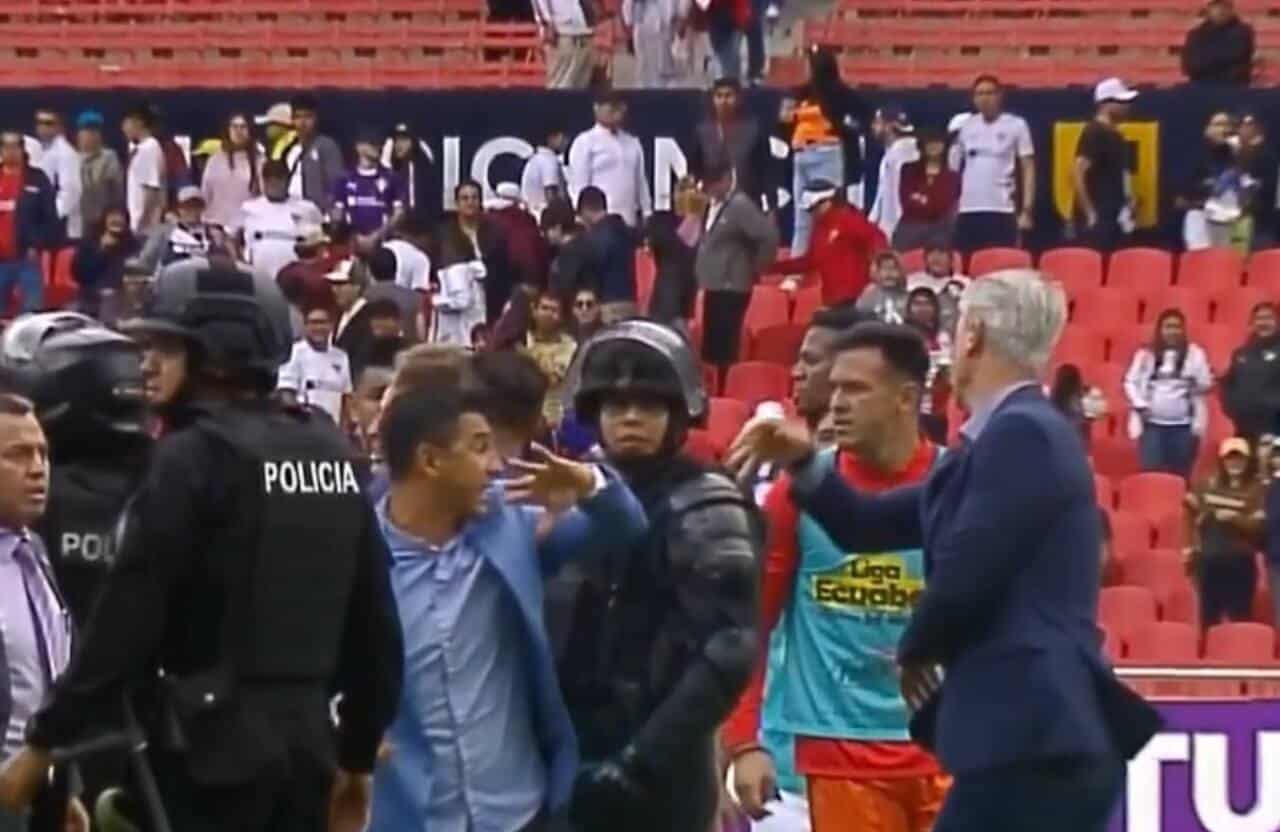 tiago-nunes-se-envolve-em-confusao-apos-empate-da-ldu-futebol-latino